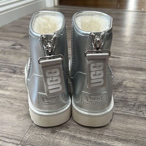New UGG Silver Classic Mini Zip Logo Shine Boots - Picture 5 of 11